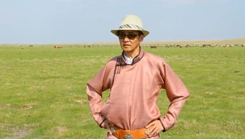 Аймгийн иргэдийн Төлөөлөгчдийн Хурлын дарга Л.Хишигтогтох наадамчин олондоо хандан мэндчилгээ дэвшүүлж байна